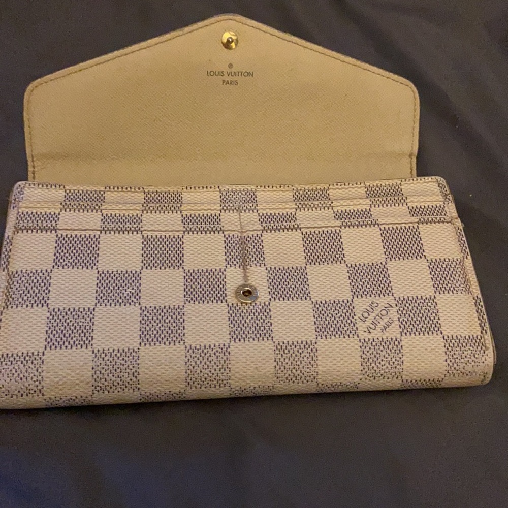 l.V wallet - Picture 2 of 3